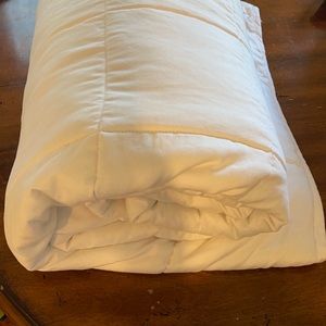 Like new Luna 15 lbs weighted blanket! In perfect condition.